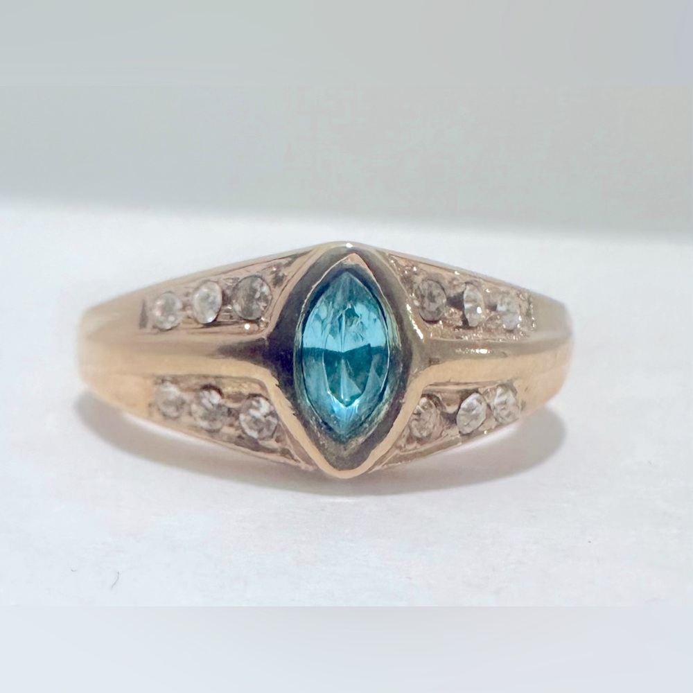 Vintage Finesse Gold Tone & Crystal Ring - Size 8 - New Old Stock